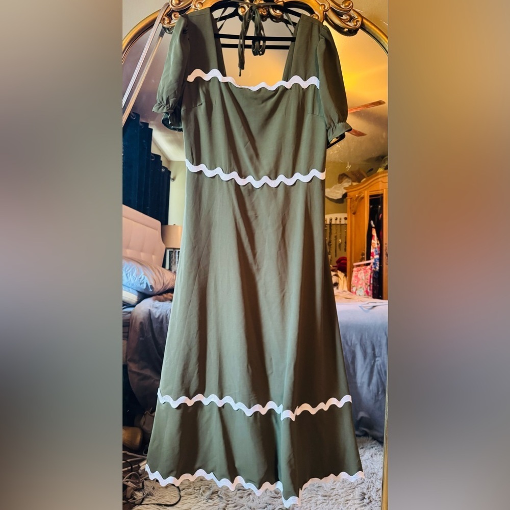 Elegant Olive Green Dress with White scalloped Accents - Picture 4 of 5